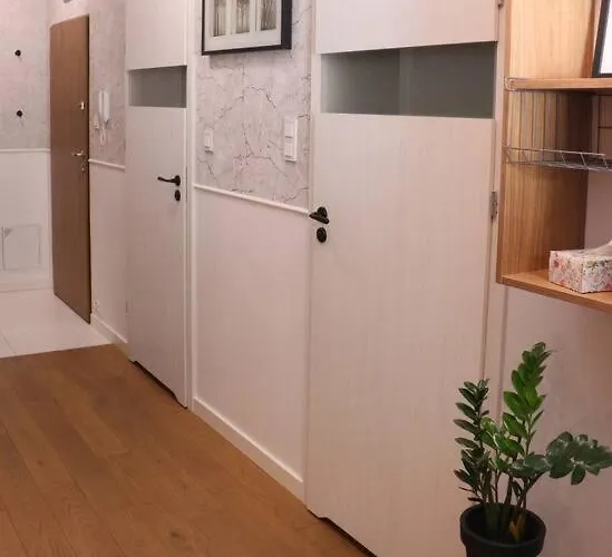 Comfy, Familly Friendly Apartment. Balcony. Garage. 아파트 바르샤바