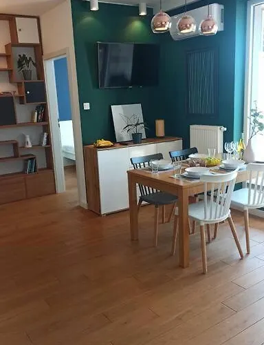 Comfy, Familly Friendly Apartment. Balcony. Garage. 아파트 *