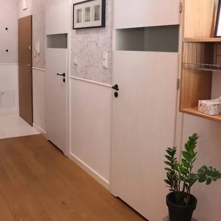 Comfy, Familly Friendly Apartment. Balcony. Garage. Lägenhet Warszawa