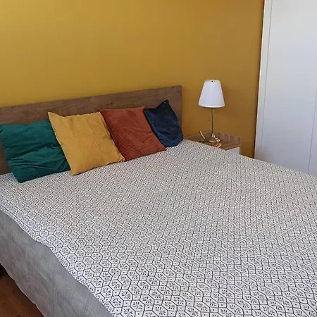 Comfy, Familly Friendly Apartment. Balcony. Garage. Apartamento