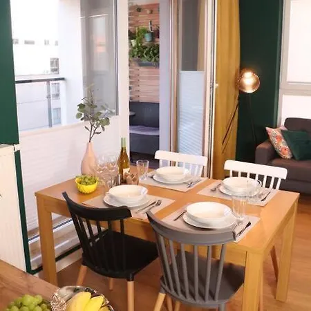 Apartamento Comfy, Familly Friendly Apartment. Balcony. Garage. Varsóvia