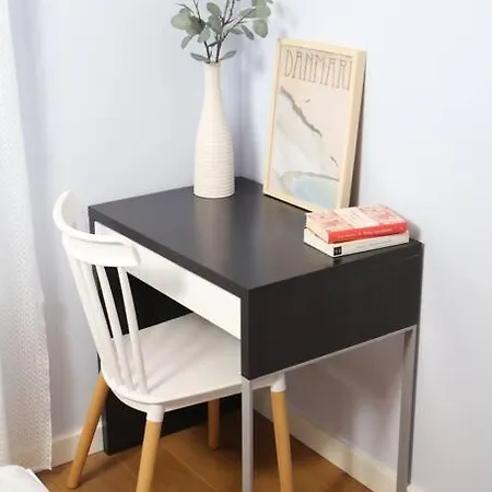 Comfy, Familly Friendly Apartment. Balcony. Garage. Varsovia