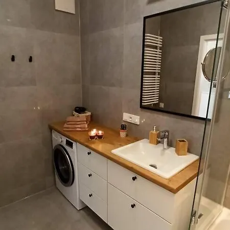 Comfy, Familly Friendly Apartment. Balcony. Garage. Lägenhet