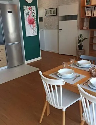 شقة Comfy, Familly Friendly Apartment. Balcony. Garage.