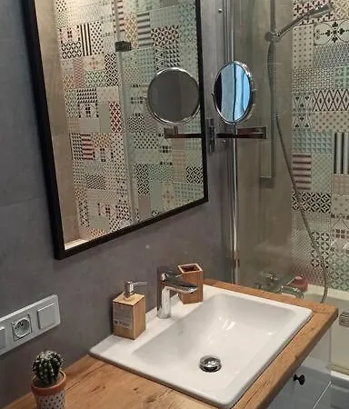 Comfy, Familly Friendly Apartment. Balcony. Garage. *