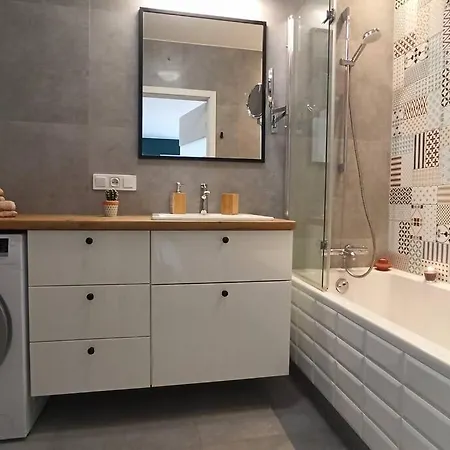 Comfy, Familly Friendly Apartment. Balcony. Garage. Lejlighed Warszawa