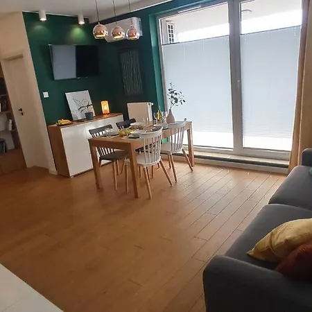 Comfy, Familly Friendly Apartment. Balcony. Garage.
