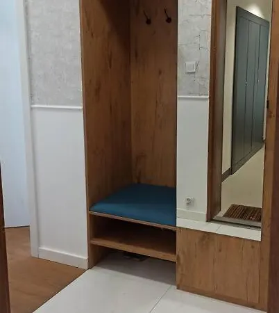 Comfy, Familly Friendly Apartment. Balcony. Garage. Varsavia